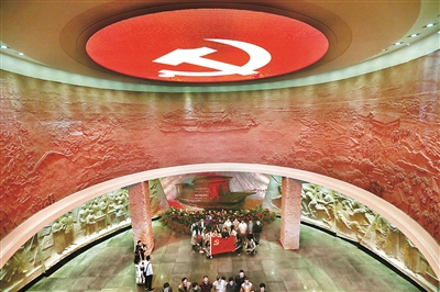 開展黨史學習教育是中國共產黨人守初心、擔使命的重要途徑，是黨性修養(yǎng)的必修課。圖為近日，黨員群眾走進浙江嘉興南湖革命紀念館，重溫建黨初心。  （圖片來源：人民視覺）