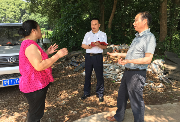 武漢市基層作風(fēng)巡查組工作人員向農(nóng)戶(hù)了解情況