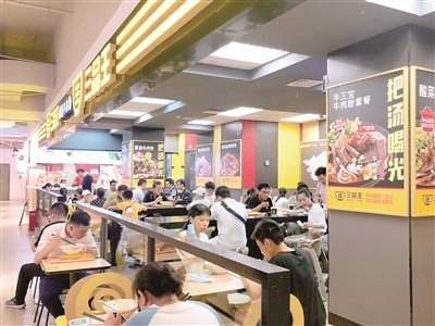 廣西三品王餐飲管理公司主營米粉，基于節(jié)約考慮，自6月取消免費加粉，加1兩粉收1元錢，有效避免了浪費，剩粉廚余由之前的20%以上下降到不超過5%。圖為顧客在三品王南寧朝陽百盛分店用餐。三品王公司供圖