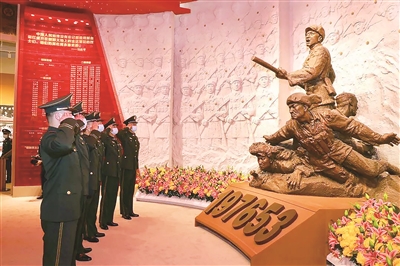 在紀念中國人民志愿軍抗美援朝出國作戰(zhàn)70周年主題展覽展廳中，部隊官兵整齊列隊，向志愿軍戰(zhàn)士塑像致敬。 （資料圖片）