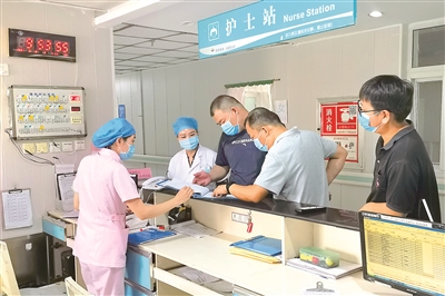 8月18日，河南省滎陽市紀(jì)委監(jiān)委駐市衛(wèi)健委紀(jì)檢監(jiān)察組干部深入醫(yī)院一線開展督導(dǎo)檢查，督促相關(guān)職能部門和醫(yī)院壓實疫情防控責(zé)任，確保各項防控措施落實落細。張高 攝